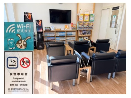 自動販売機(飲料・飲食)・Wi-Fi完備・分煙可能・漫画・テレビもございますのでゆっくりお待ちいただけます。