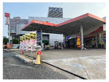 ３号線沿いにあるフルサービスのガソリンスタンドです。