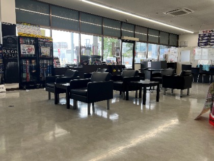 広々とした店内で施工の間もゆっくりとお寛ぎいただけます。