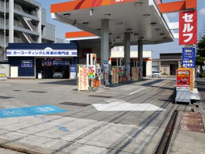 店舗全体・ENEOSのガソリンスタンドが目印です