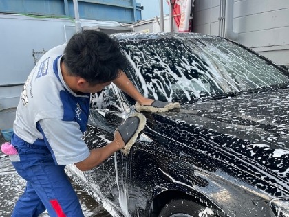 丁寧に洗車します。