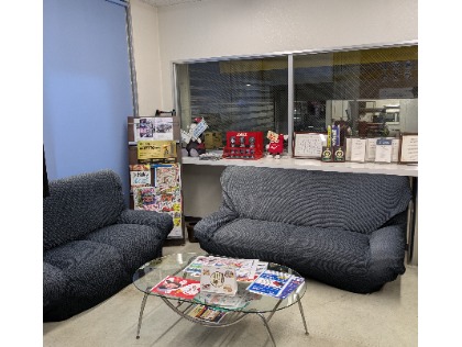 店内サービスルームでくつろいでお待ちいただけます