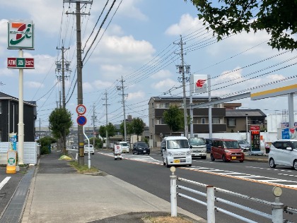 八ツ田前交差点角　セブンイレブンんさん向かい側