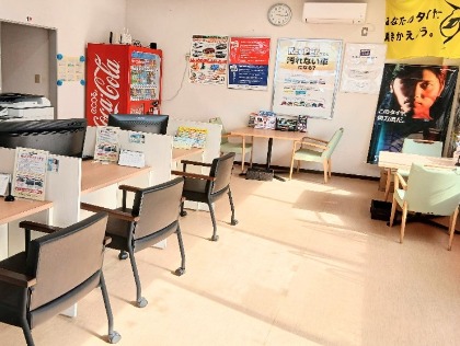 待合室は、光が射し込む開放感のあるつくり。