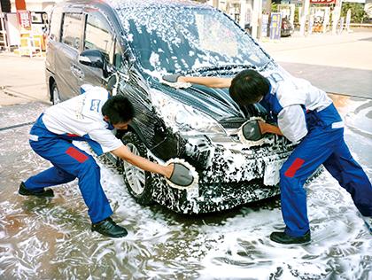 手淡い洗車は丁寧さがキモ！スタッフにおまかせ！！