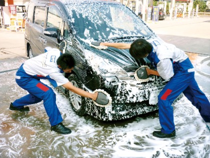 一生懸命洗います！洗車「命」のスタッフです
