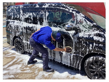 手洗い洗車で細かい所も丁寧に！