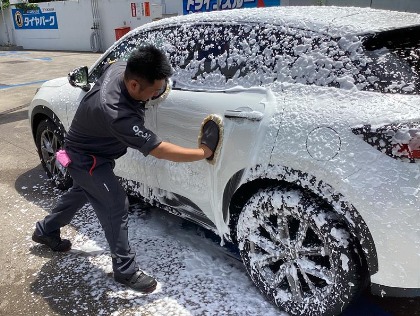 当店自慢の泡+ムートン洗車。隅々までキレイに致します。