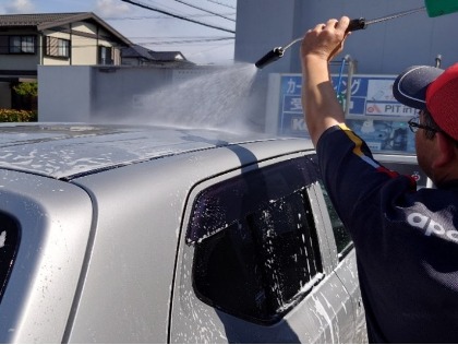 高圧洗浄により、細部までしっかりと汚れをかきだします。