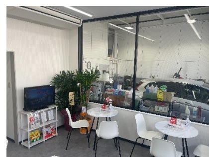 白を基調とした綺麗な店内でごゆっくりお待ち頂けます。