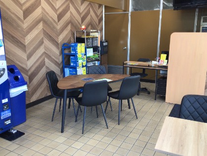 洗車作業中もサービスルームにゆっくりお待ち頂けます。