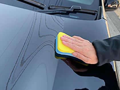 新車にも使用していただいている、クリーナーで塗装面を傷めることなく、水垢、ウオータースポット等を取り除く下地処理作業を行います
