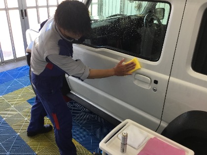 全天候対応型洗車ブースです。空調完備で施工の品質にもこだわります。