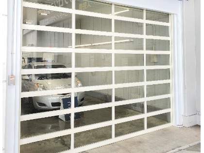 密閉された空間でお車を綺麗にします！