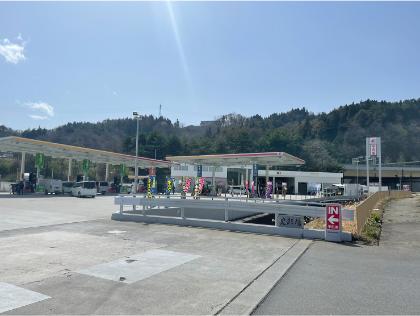 国道20号線、岡谷インター入口付近に有り。敷地も広く安心して給油ができます。