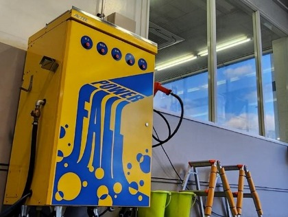 手洗い洗車機完備しています。