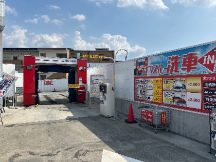 ドライブスルー洗車機有り。下回り洗浄オプション付きメニュー有り。