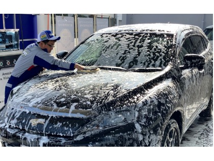 手洗い洗車は不純物を取り除いたこだわりの純水を使用しています