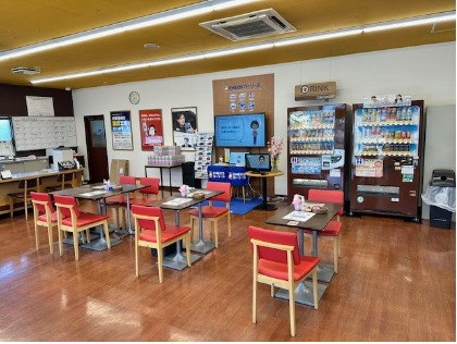 広々としたサービスルームでゆっくりお寛ぎ下さい。