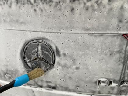 施工車_3PH洗車は、エンブレムやグリル、ダクト、ナンバープレート、パーツの隙間など、細部を専用ブラシで洗浄します