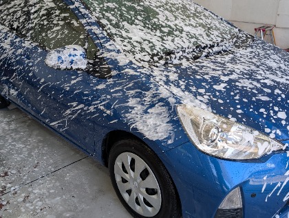 泡で優しく洗います。