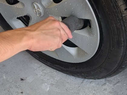 ホイールも洗います。