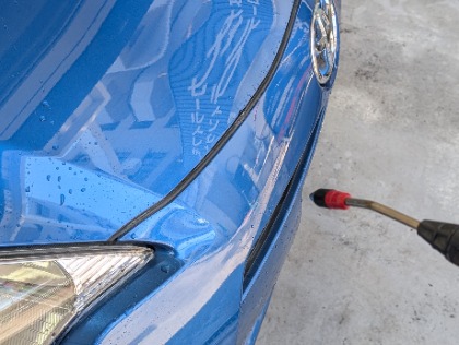 泡を流した後はエアガンで細かい水滴を飛ばします。