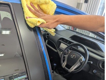 ドアを開けたステップ部分も拭きます。