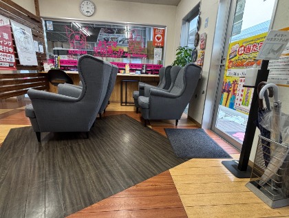店内で待たれる際はこちらでおくつろぎ下さいm(__)m