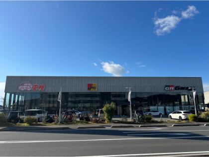 カー用品・中古車・カフェ等が集まった複合施設です