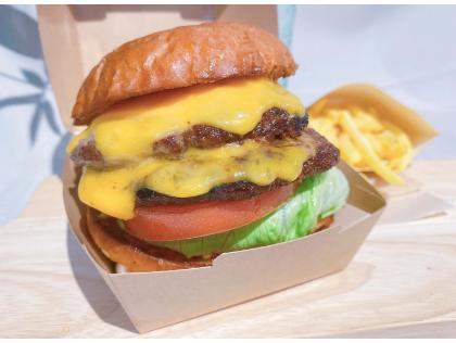 併設のカフェで人気のハンバーガー！