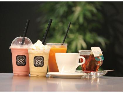 ラウンジ風カフェでくつろぎながらお待ちいただけます