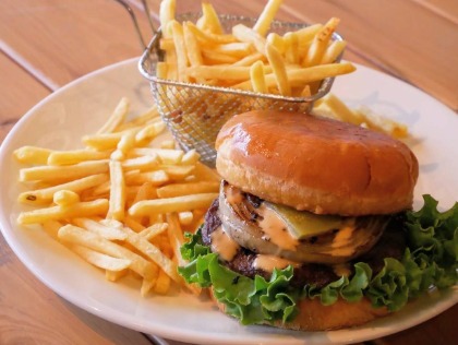 お待ちの間、人気のバーガーをお試しください