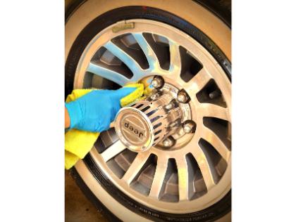 ホイールはダストを除去し、艶出しで仕上げます