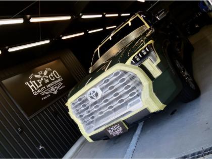 【マスキング】研磨できない箇所を丁寧に保護します。