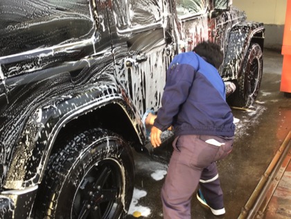 車に優しく丁寧に洗います。