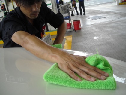 クロスを使用して優しく仕上げます