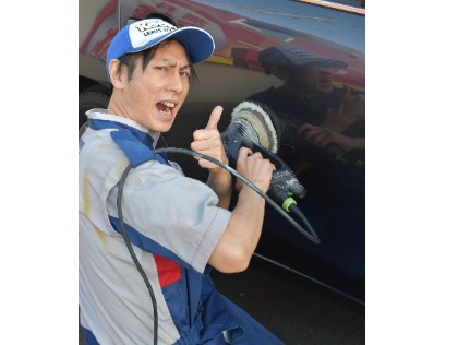 コーティングを掛ける社長A。皆様のご来店心よりお待ちしております！(^_-)-☆