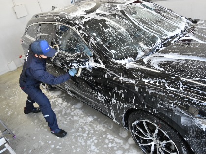 手洗い洗車は車全体をタップリの泡で洗い上げます(ﾟ∀ﾟ)