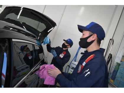 車のステップやトランクの隙間など、水滴を隅々まで拭き取ってゆきます！(*´ω｀)