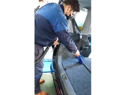 当店自慢のプレミアム室内清掃！車内の汚れを隅々までこそげ取ります！(＠_＠)