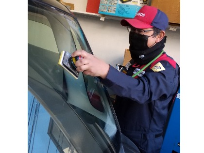 ガラスコーティングを掛ける副店長S。フロントガラスの水はじきが格段にアップします！(^－^)