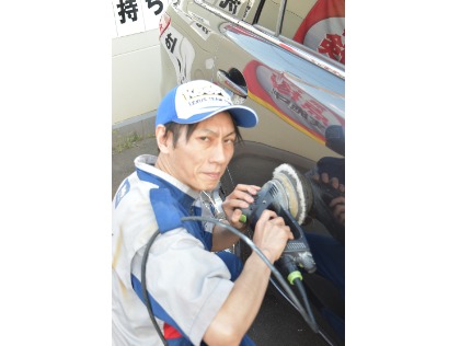 コーティングを掛ける社長A！皆様のご来店心よりお待ちしております！m(__)m