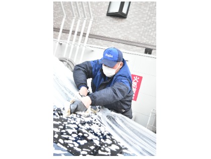 ボンネットの間など、狭い隙間もシッカリ洗い上げます！(; ･`д･´)