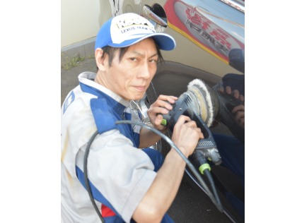 コーティングを掛ける社長A！皆様のご来店心よりお待ちしております！m(__)m