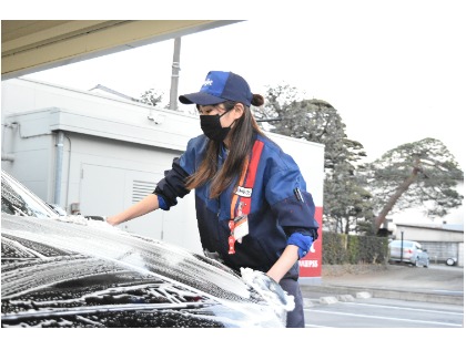 手洗い洗車はタップリの泡で車体全体を洗い上げます！(｀・ω・´)