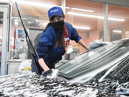 フロントガラスの頑固な汚れも念入りに洗います！担当をするのは副店長のA(; ･`д･´)