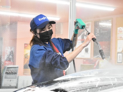 洗い上げたら高圧ジェットノズルで泡と汚れを洗い流します！('ω')