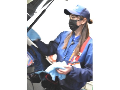 ボンネットの隙間の水滴も丁寧に拭き上げます(@_@)