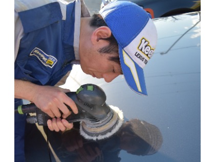 綺麗にした車をコーティング！バフで薬剤をシッカリ塗り込んでゆきます！(ﾟДﾟ)ﾉ
